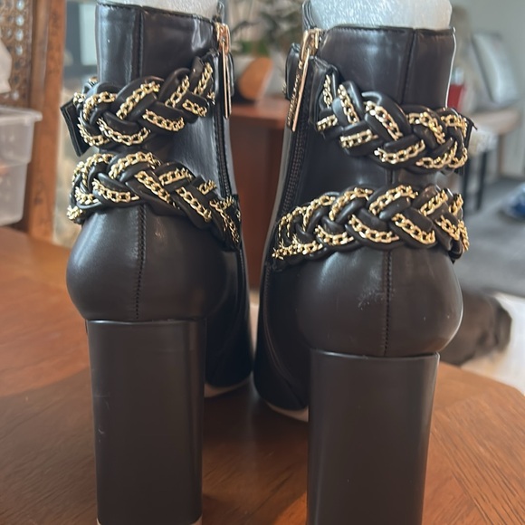 New Women’s Cape Robbin Starski Black Boots w Gold Chain 5” heel side zipper - Picture 4 of 11